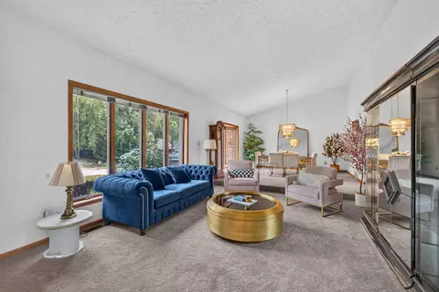 Living - 9 Vale Ct, Moline, IL 61265 photo 1 of 9
