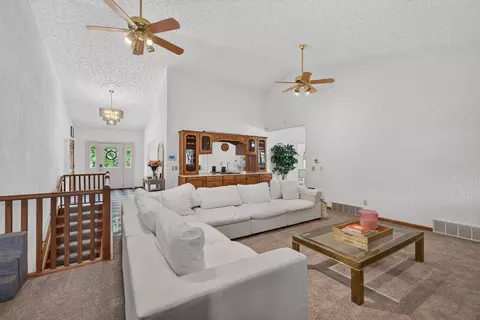 Living - 9 Vale Ct, Moline, IL 61265 photo 7 of 9