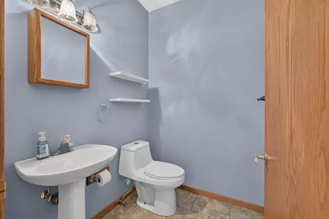Bath - 9 Vale Ct, Moline, IL 61265 photo 1 of 5