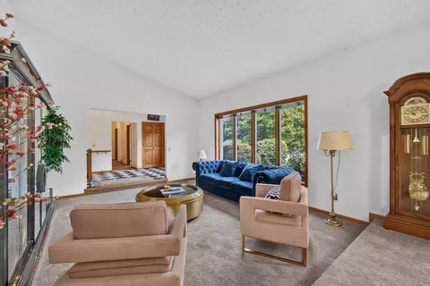 Living - 9 Vale Ct, Moline, IL 61265 photo 2 of 9