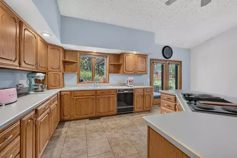 Kitchen - 9 Vale Ct, Moline, IL 61265 photo 5 of 6