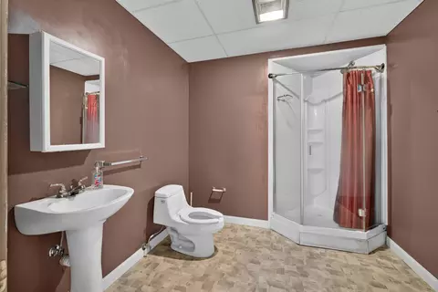 Bath - 9 Vale Ct, Moline, IL 61265 photo 4 of 5
