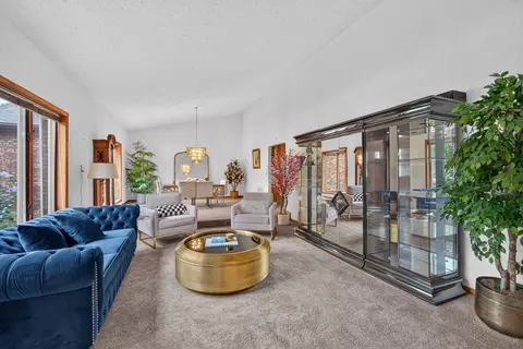 Living - 9 Vale Ct, Moline, IL 61265 photo 3 of 9