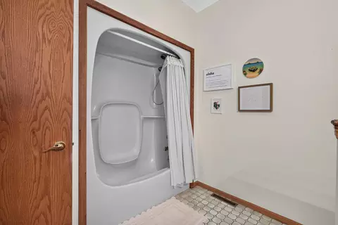 Bath - 9 Vale Ct, Moline, IL 61265 photo 3 of 5