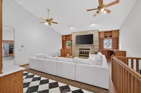 Living - 9 Vale Ct, Moline, IL 61265 photo 5 of 9