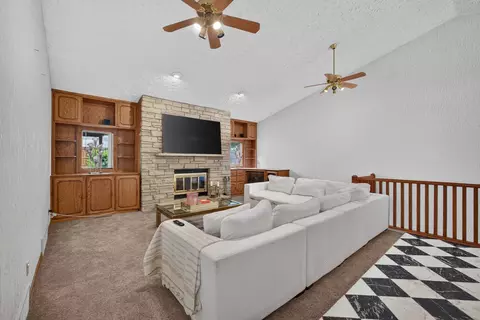 Living - 9 Vale Ct, Moline, IL 61265 photo 9 of 9