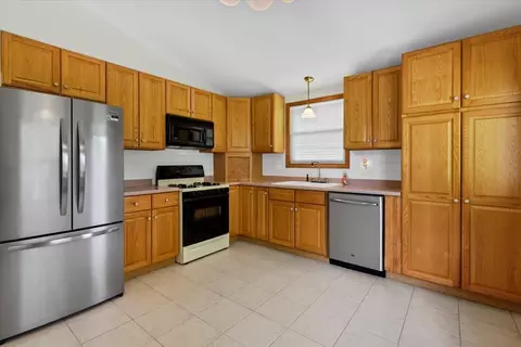 Kitchen - 2308 Birch Ln, Rolling Meadows, IL 60008 photo 2 of 2