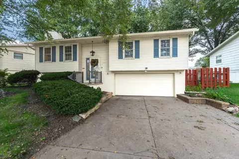 2928 Oxford Dr, Bettendorf, IA 52722