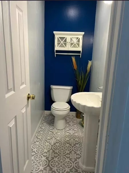 Bath - 1929 Whitingham Ln, Hoffman Estates, IL 60169 photo 1 of 4