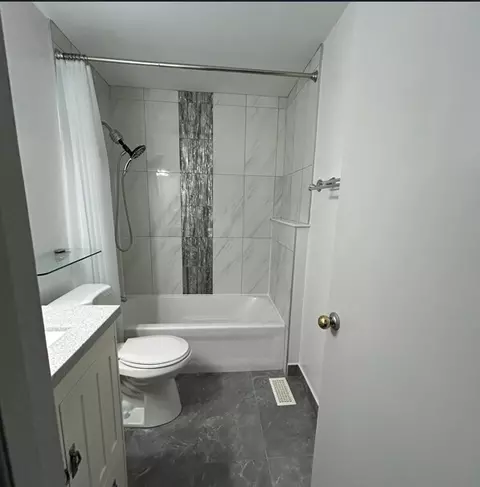 Bath - 1929 Whitingham Ln, Hoffman Estates, IL 60169 photo 3 of 4
