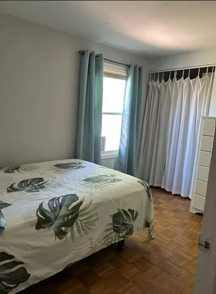 Bedroom - 1929 Whitingham Ln, Hoffman Estates, IL 60169 photo 6 of 7