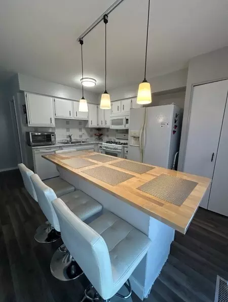 Kitchen - 1929 Whitingham Ln, Hoffman Estates, IL 60169 photo 3 of 3