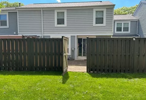 Exterior - 1929 Whitingham Ln, Hoffman Estates, IL 60169 photo 4 of 7