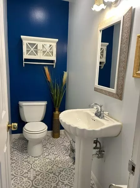 Bath - 1929 Whitingham Ln, Hoffman Estates, IL 60169 photo 2 of 4