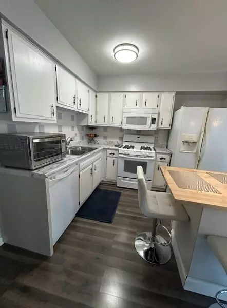 Kitchen - 1929 Whitingham Ln, Hoffman Estates, IL 60169 photo 2 of 3