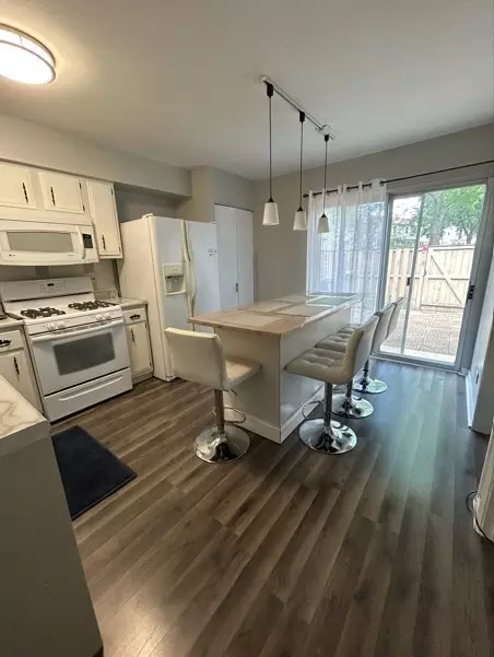 Kitchen - 1929 Whitingham Ln, Hoffman Estates, IL 60169 photo 1 of 3