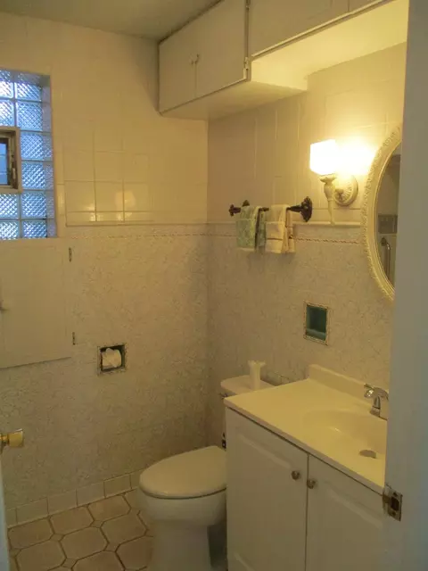 Bath - 6421 Sinclair Ave, Berwyn, IL 60402 photo 1 of 1