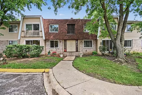 2920 Roberts Dr #4, Woodridge, IL 60517