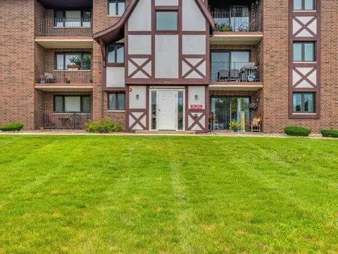 10521 S Roberts Rd #1B, Palos Hills, IL 60465