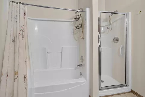 Bath - 3932 Balmoral Ct, Rolling Meadows, IL 60008 photo 2 of 4