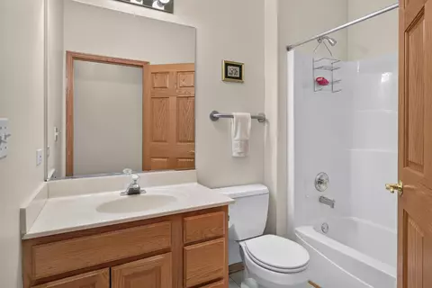 Bath - 3932 Balmoral Ct, Rolling Meadows, IL 60008 photo 3 of 4