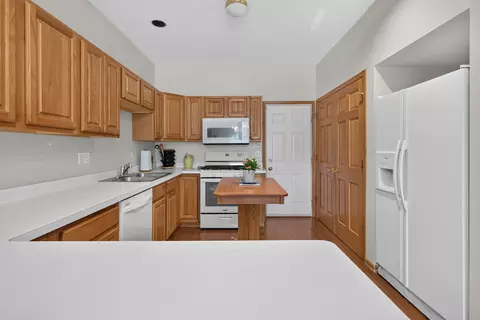 Kitchen - 3932 Balmoral Ct, Rolling Meadows, IL 60008 photo 2 of 4