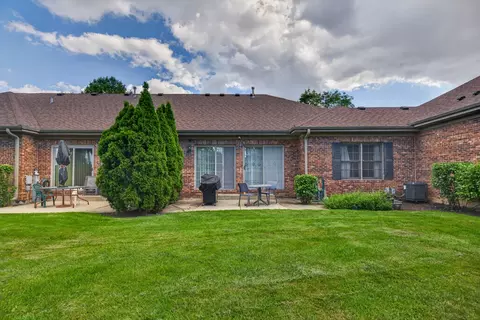 Exterior - 3932 Balmoral Ct, Rolling Meadows, IL 60008 photo 5 of 7