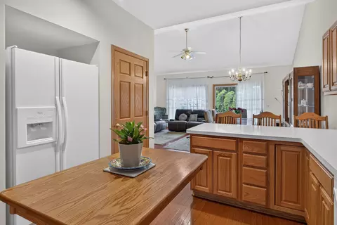 Kitchen - 3932 Balmoral Ct, Rolling Meadows, IL 60008 photo 3 of 4