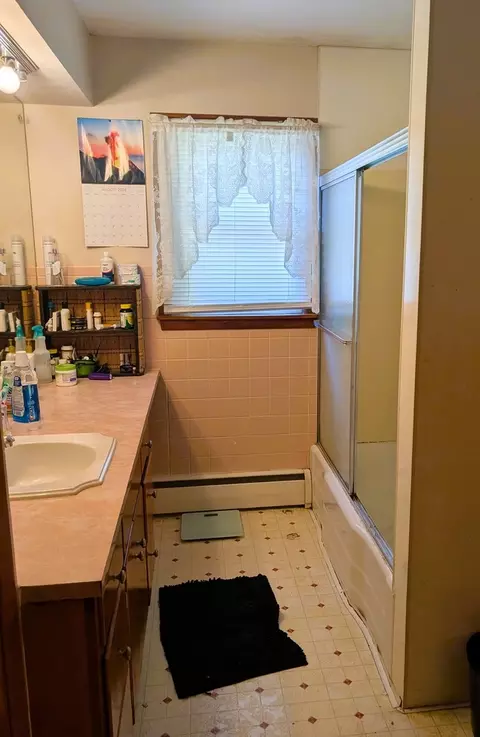 Bath - 109 Belcher St, Anna, IL 62906 photo 3 of 3