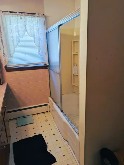 Bath - 109 Belcher St, Anna, IL 62906 photo 2 of 3