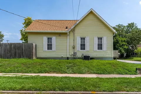 Exterior - 501 17th Ave, Moline, IL 61265 photo 4 of 9