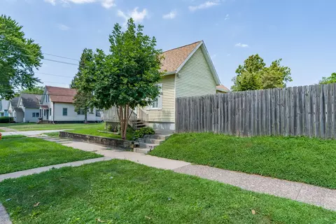 Exterior - 501 17th Ave, Moline, IL 61265 photo 3 of 9