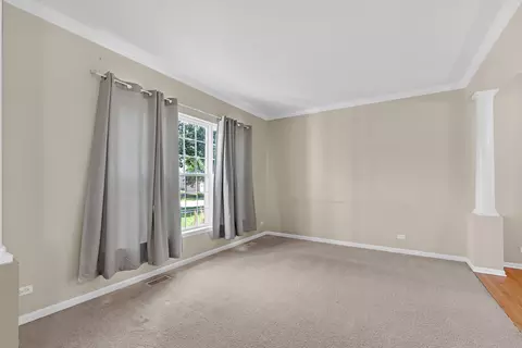 Living - 1470 Boulder Bluff Ln, Algonquin, IL 60102 photo 3 of 6