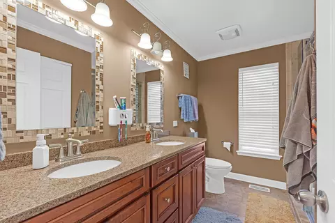 Bath - 1470 Boulder Bluff Ln, Algonquin, IL 60102 photo 2 of 4