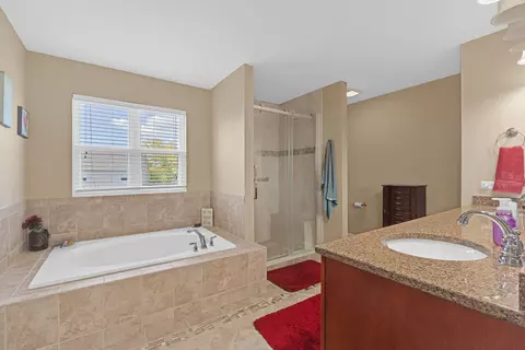 Bath - 1470 Boulder Bluff Ln, Algonquin, IL 60102 photo 3 of 4