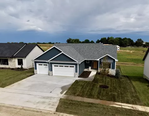 9 Viola Dr, Leclaire, IA 52753
