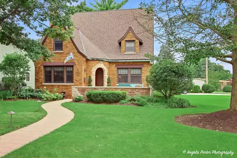 86 Dole Ave, Crystal Lake, IL 60014