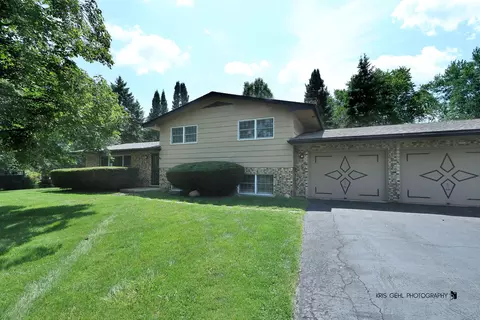 4 Trent Rd, Hawthorn Woods, IL 60047