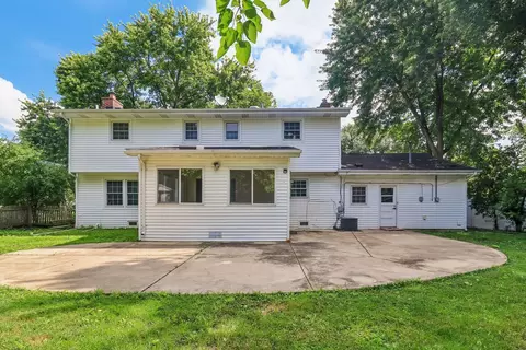 Exterior - 1053 Laurel Ln, Naperville, IL 60540 photo 6 of 8