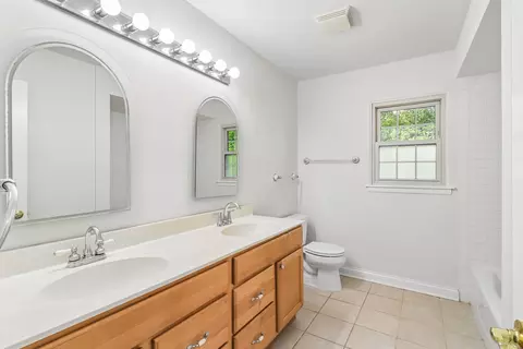Bath - 1053 Laurel Ln, Naperville, IL 60540 photo 6 of 7