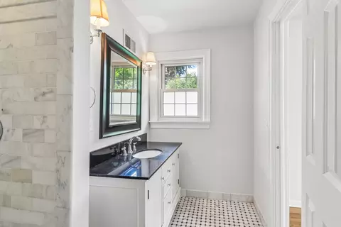 Bath - 1053 Laurel Ln, Naperville, IL 60540 photo 5 of 7