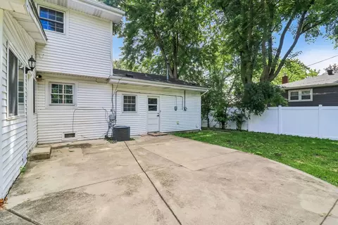 Exterior - 1053 Laurel Ln, Naperville, IL 60540 photo 8 of 8