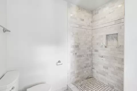 Bath - 1053 Laurel Ln, Naperville, IL 60540 photo 1 of 7