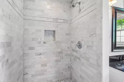 Bath - 1053 Laurel Ln, Naperville, IL 60540 photo 3 of 7