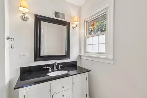 Bath - 1053 Laurel Ln, Naperville, IL 60540 photo 2 of 7
