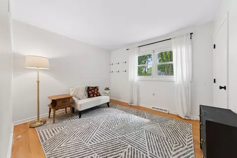 Bedroom - 117 E Madison Ave, Wheaton, IL 60187 photo 4 of 5
