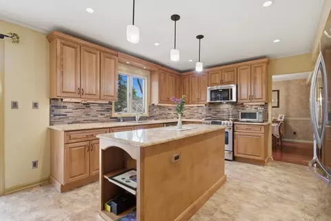 Kitchen - 313 Bell Dr, Cary, IL 60013 photo 4 of 6