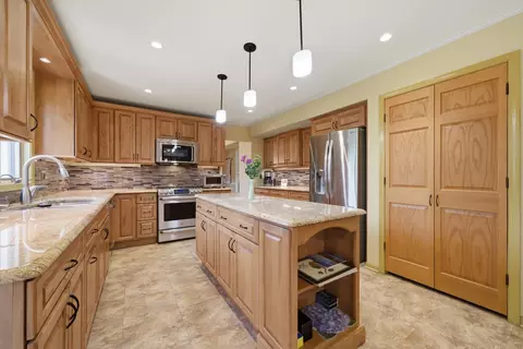 Kitchen - 313 Bell Dr, Cary, IL 60013 photo 5 of 6