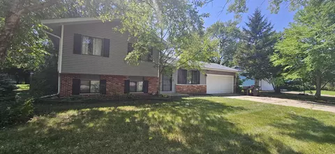 990 Camelot Dr, Crystal Lake, IL 60014