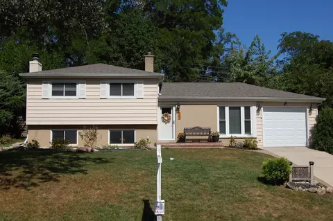 22 W524 Birchwood Dr, Glen Ellyn, IL 60137